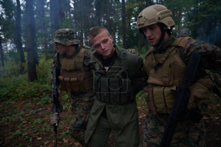 Téléchargez les photos : Marines capturer terroriste vivant - en image libre de droit