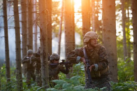 Téléchargez les photos : Guerre moderne Soldats Squad dans la bataille - en image libre de droit
