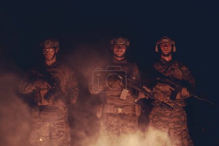 Téléchargez les photos : Soldats en action avec des fusils d'assaut la nuit - en image libre de droit