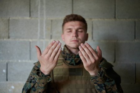 Téléchargez les photos : Portrait de soldat musulman priant - en image libre de droit