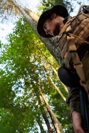 Foto de Retrato de soldado en el bosque - Imagen libre de derechos