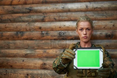 Foto de Soldado usando tableta en el campo militar - Imagen libre de derechos
