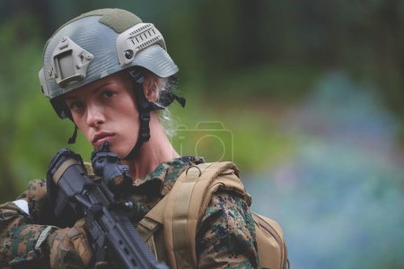 Foto de Retrato de mujer soldado - Imagen libre de derechos