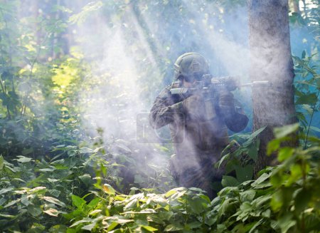 Téléchargez les photos : Soldat en action visant l'optique de visée laser - en image libre de droit