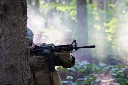 Téléchargez les photos : Soldat en action visant l'optique de visée laser d'arme - en image libre de droit