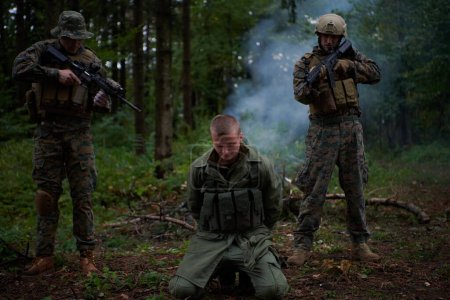 Foto de Marines capturan terroristas vivos - Imagen libre de derechos
