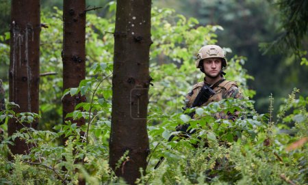 Téléchargez les photos : Portrait de soldat en forêt - en image libre de droit