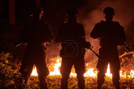 Foto de Soldados en acción con rifles de asalto por la noche - Imagen libre de derechos