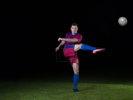 Téléchargez les photos : Jeune footballeur pratiquant - en image libre de droit