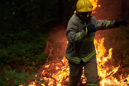 Téléchargez les photos : Portrait d'un pompier en action - en image libre de droit
