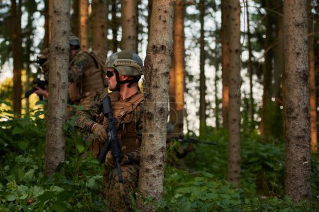 Téléchargez les photos : Escouade de soldats se détendre dans la forêt - en image libre de droit
