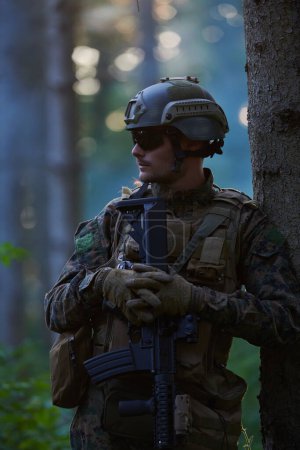 Foto de Retrato de soldado en el bosque - Imagen libre de derechos