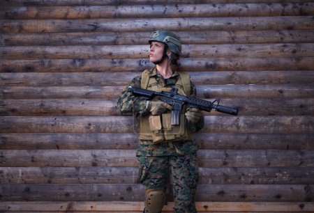 Téléchargez les photos : Portrait de femme soldat - en image libre de droit