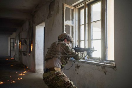 Foto de Soldado en acción cerca de la ventana cambiante revista y ponerse a cubierto - Imagen libre de derechos