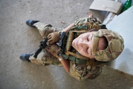 Foto de Militar mujer soldado tener un descanso - Imagen libre de derechos