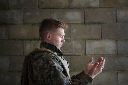 Téléchargez les photos : Portrait de soldat musulman priant - en image libre de droit