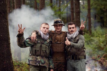 Téléchargez les photos : Groupe de soldats en uniforme militaire montrant pouces vers le haut - en image libre de droit