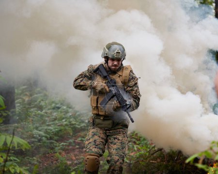 Téléchargez les photos : Portrait de soldat en action - en image libre de droit