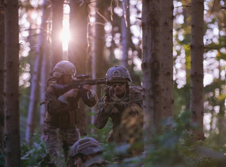 Foto de Guerra moderna Soldados Escuadrón en batalla - Imagen libre de derechos