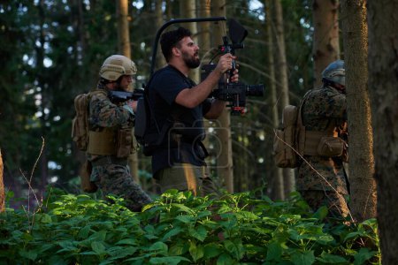 Téléchargez les photos : Vidéographe Passons à l'action Tir des soldats en action - en image libre de droit