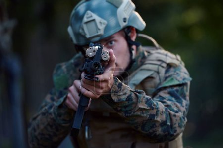 Téléchargez les photos : Soldat en action visant l'optique de visée laser d'arme - en image libre de droit