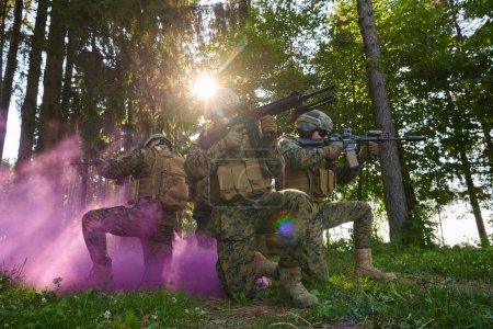 Téléchargez les photos : Combattants soldats debout ensemble - en image libre de droit