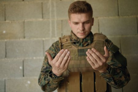 Foto de Retrato del soldado musulmán rezando - Imagen libre de derechos