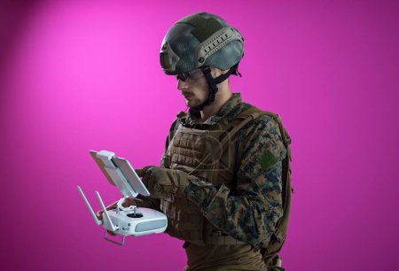 Téléchargez les photos : Portrait de soldat technicien de drone - en image libre de droit