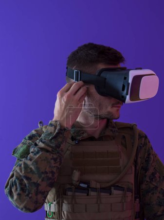 Foto de Soldado con auriculares de realidad virtual - Imagen libre de derechos