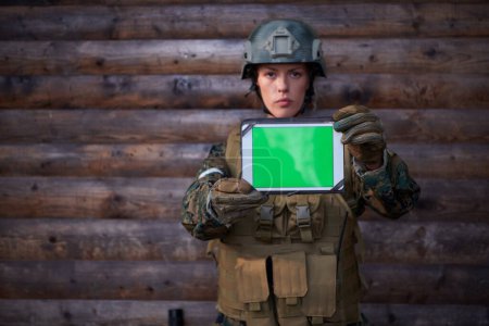Téléchargez les photos : Soldat utilisant un ordinateur tablette dans un camp militaire - en image libre de droit