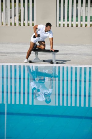 Foto de Entrenamiento de deportista cerca de la piscina - Imagen libre de derechos