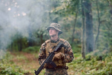 Foto de Soldado en acción apuntando al arma usando óptica láser - Imagen libre de derechos