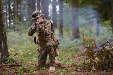 Foto de Soldado en acción apuntando al arma usando óptica láser - Imagen libre de derechos