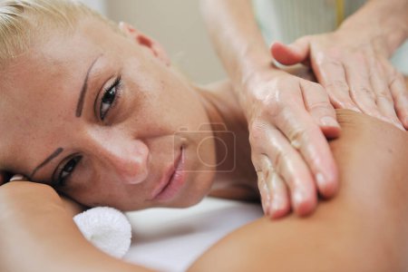 Téléchargez les photos : Femme massage du dos traitement - en image libre de droit