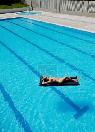 Foto de Hermosa mujer relajándose en la piscina - Imagen libre de derechos