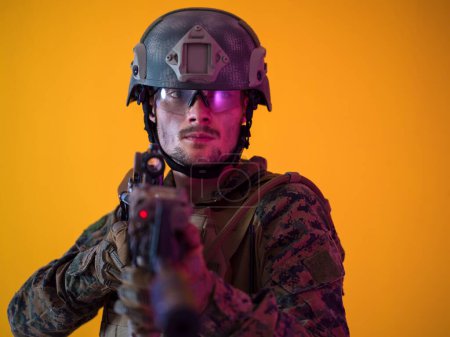 Foto de Retrato de soldado de guerra moderno - Imagen libre de derechos