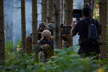 Foto de Videógrafo tomando acción Dispara a los soldados en acción - Imagen libre de derechos