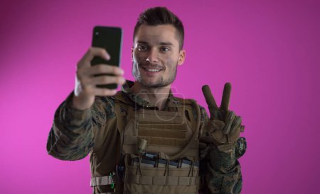 Foto de Retrato de soldado usando smartphone - Imagen libre de derechos
