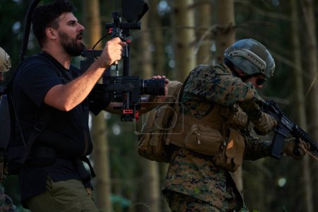 Foto de Videógrafo tomando acción Dispara a los soldados en acción - Imagen libre de derechos