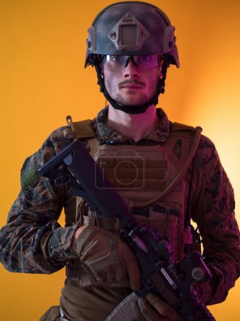 Téléchargez les photos : Soldat masculin sur fond jaune - en image libre de droit