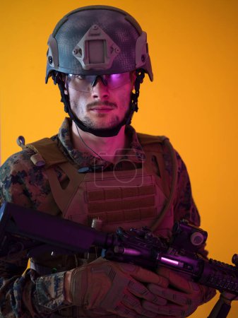 Foto de Soldado masculino sobre fondo amarillo - Imagen libre de derechos