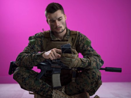 Foto de Retrato de soldado usando smartphone - Imagen libre de derechos