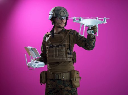 Téléchargez les photos : Portrait de soldat technicien de drone - en image libre de droit