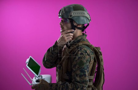 Foto de Retrato del técnico de drones soldado - Imagen libre de derechos