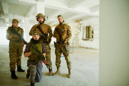 Téléchargez les photos : Portrait de l'équipe de soldats en milieu urbain - en image libre de droit