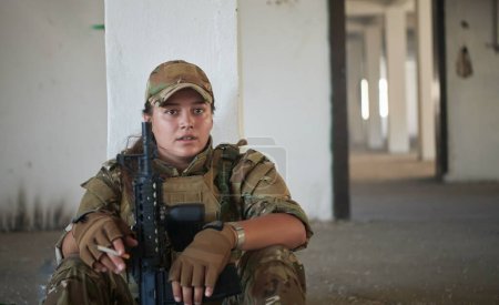 Foto de Militar mujer soldado tener un descanso - Imagen libre de derechos