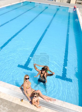 Foto de Feliz familia joven divertirse en la piscina - Imagen libre de derechos