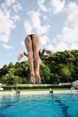Foto de Mujer relajarse en la piscina - Imagen libre de derechos