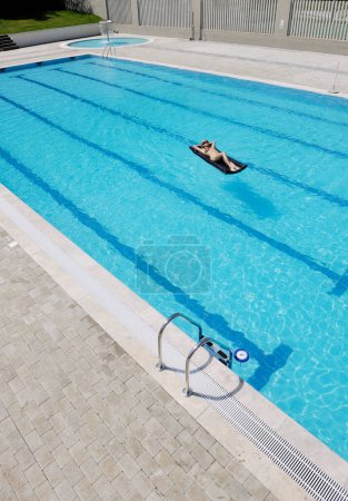 Foto de "hermosa mujer relajarse en la piscina" - Imagen libre de derechos