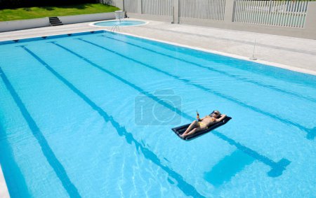 Foto de Hermosa mujer relajándose en la piscina - Imagen libre de derechos